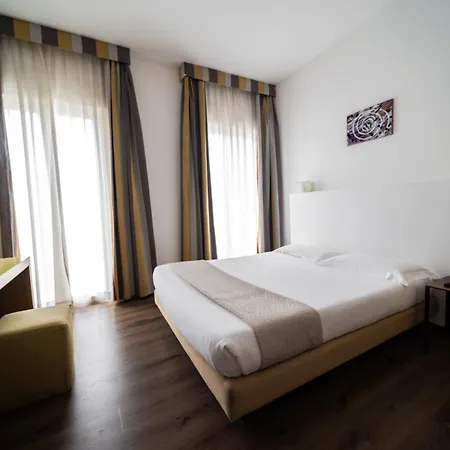 Trieste فندق ريميني